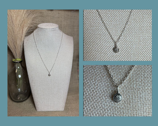 NECKLACE: PRESSED DAISY